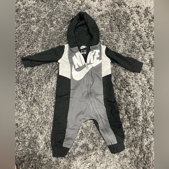 Nike - Picture 1 of 2